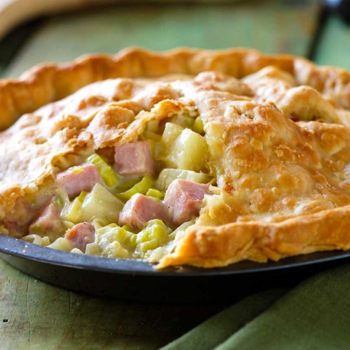 Пирог с курицей, ветчиной и луком-пореем