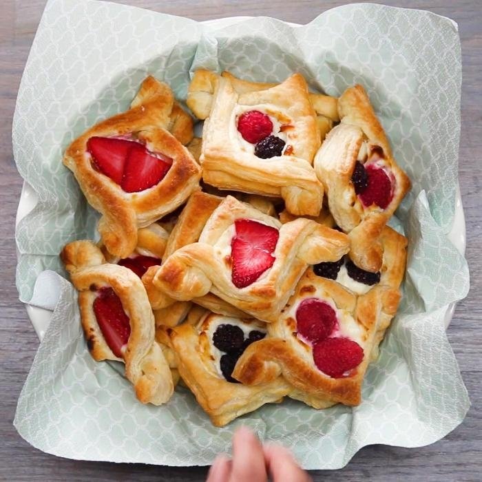 Выпечка на завтрак с фруктами и сливочным сыром