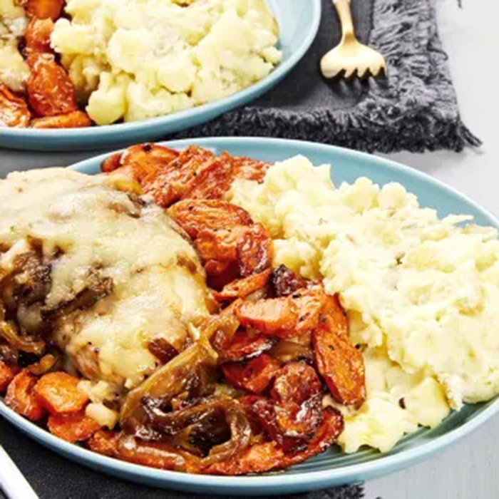 Курица с луком по-французски с жареной морковью и картофельным пюре
