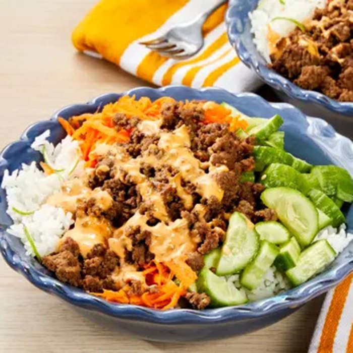 Боул бан-ми с говядиной, морковью и маринованным огурцом