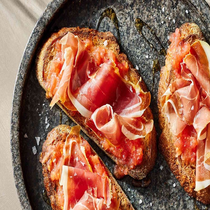 Испанский томатный хлеб с хамоном Серрано
