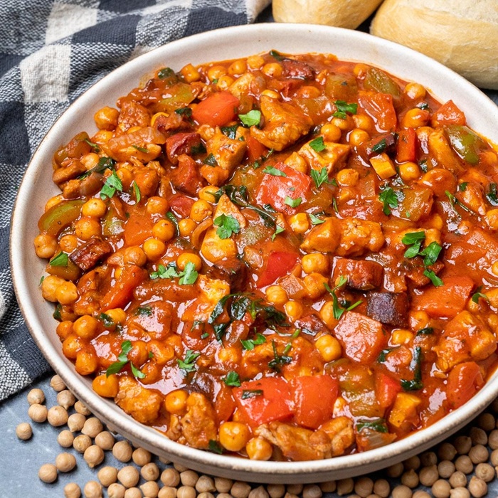 Фасоль по-испански с курицей и чоризо
