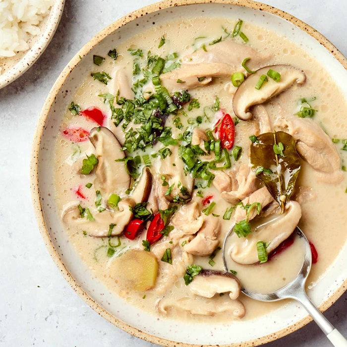 Том кха гай — тайский кокосовый суп с курицей