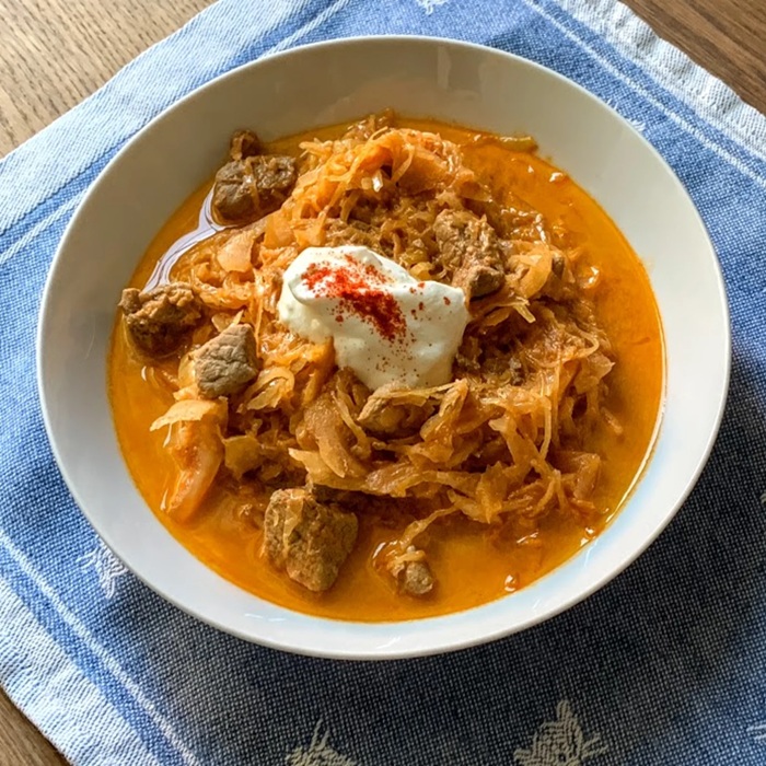 Гуляш из свинины и квашеной капусты