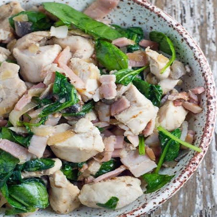 Салат из курицы с грибами и беконом